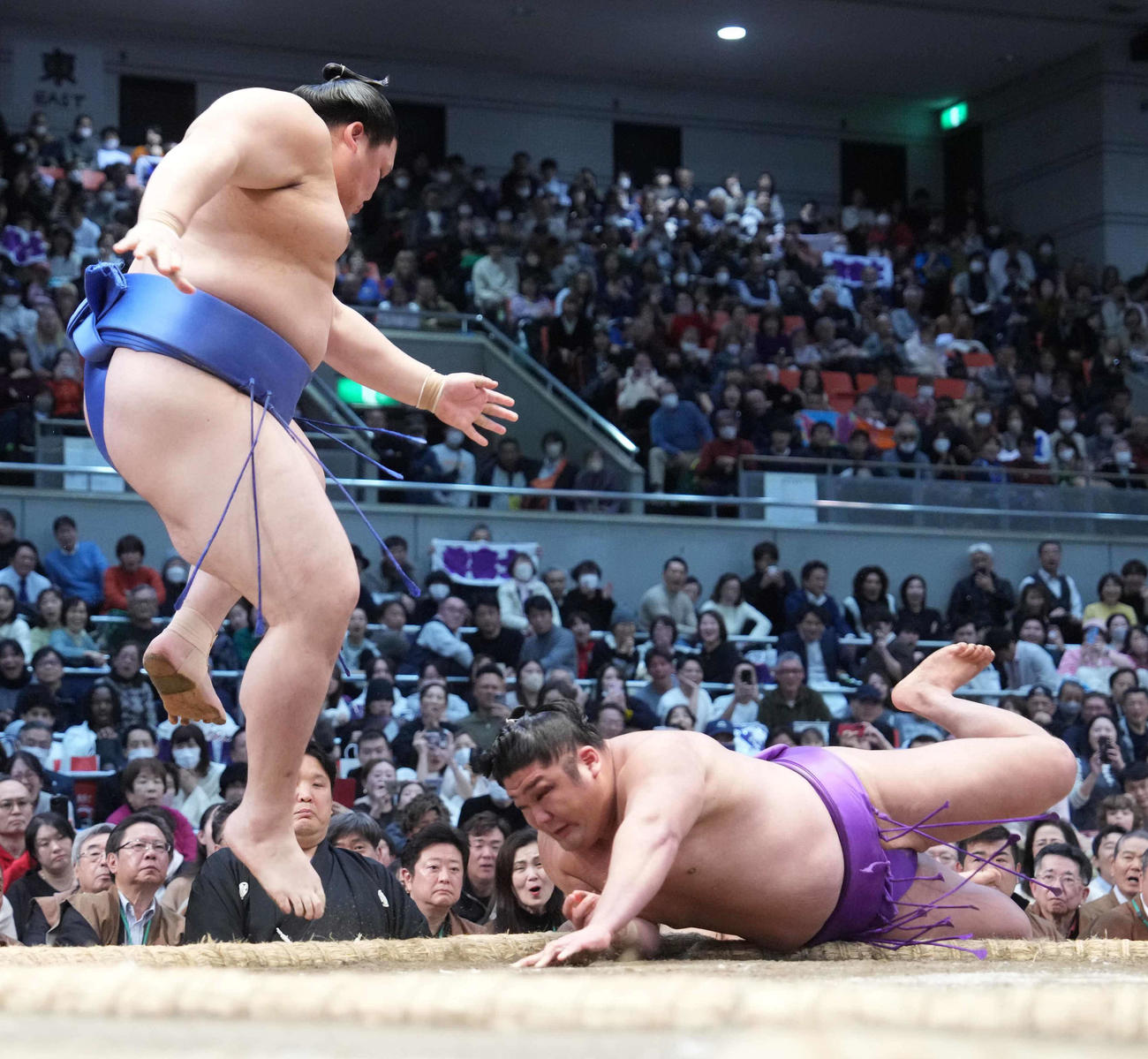 大の里（左）は尊富士をはたき込みで破り2敗を死守する（撮影・小沢裕）