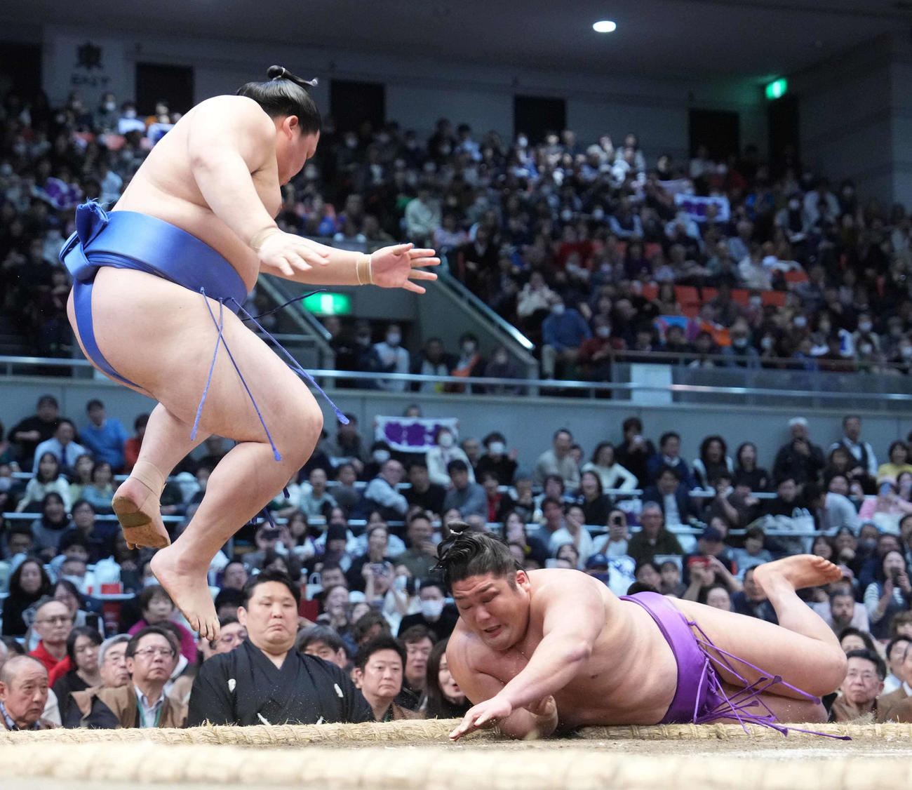 大の里（左）は尊富士をはたき込みで破り2敗を死守する（撮影・小沢裕）