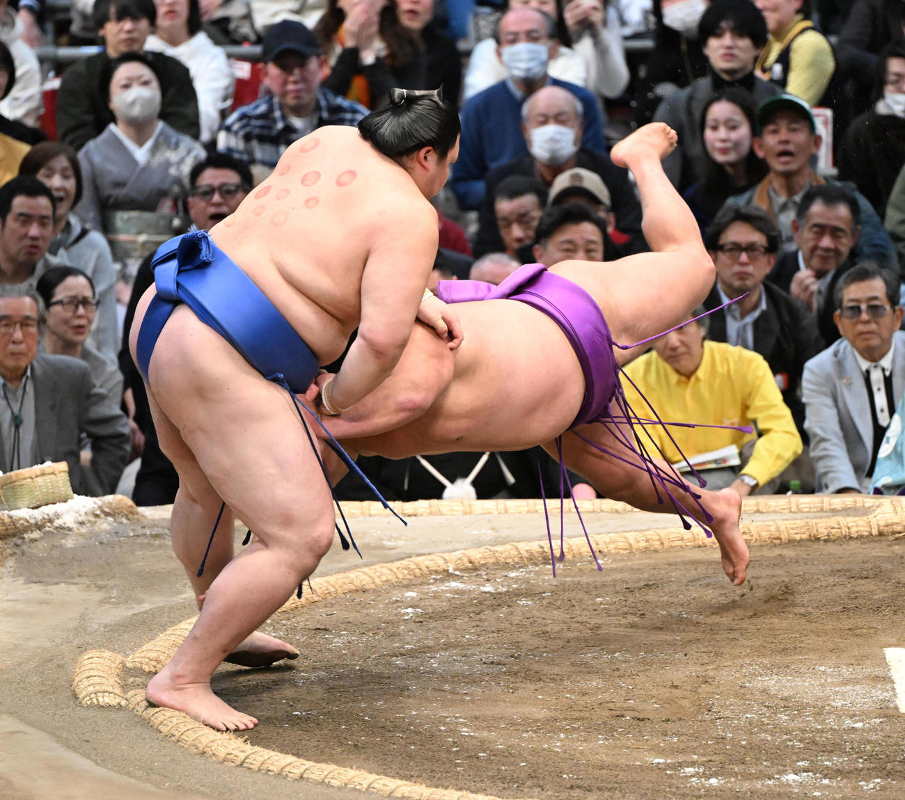 大の里（左）は尊富士をはたき込みで破る（撮影・和賀正仁）
