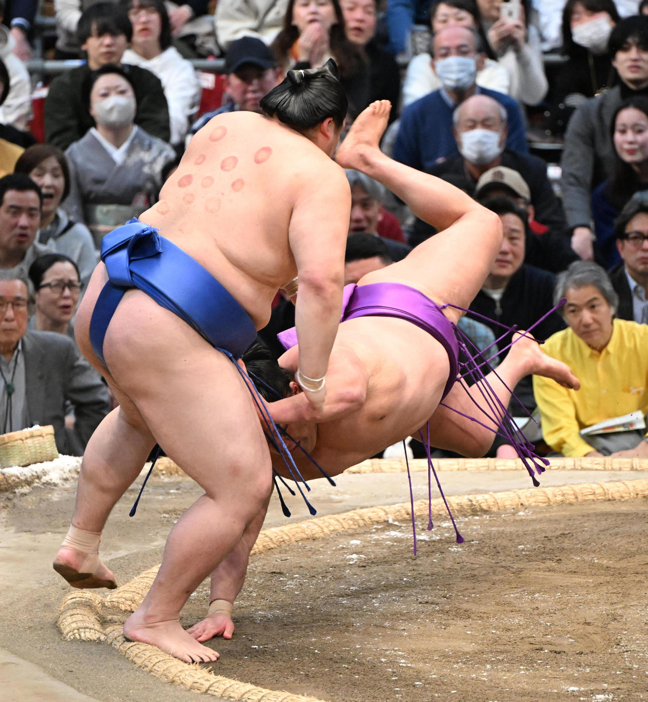 大の里（左）は尊富士をはたき込みで破る（撮影・和賀正仁）