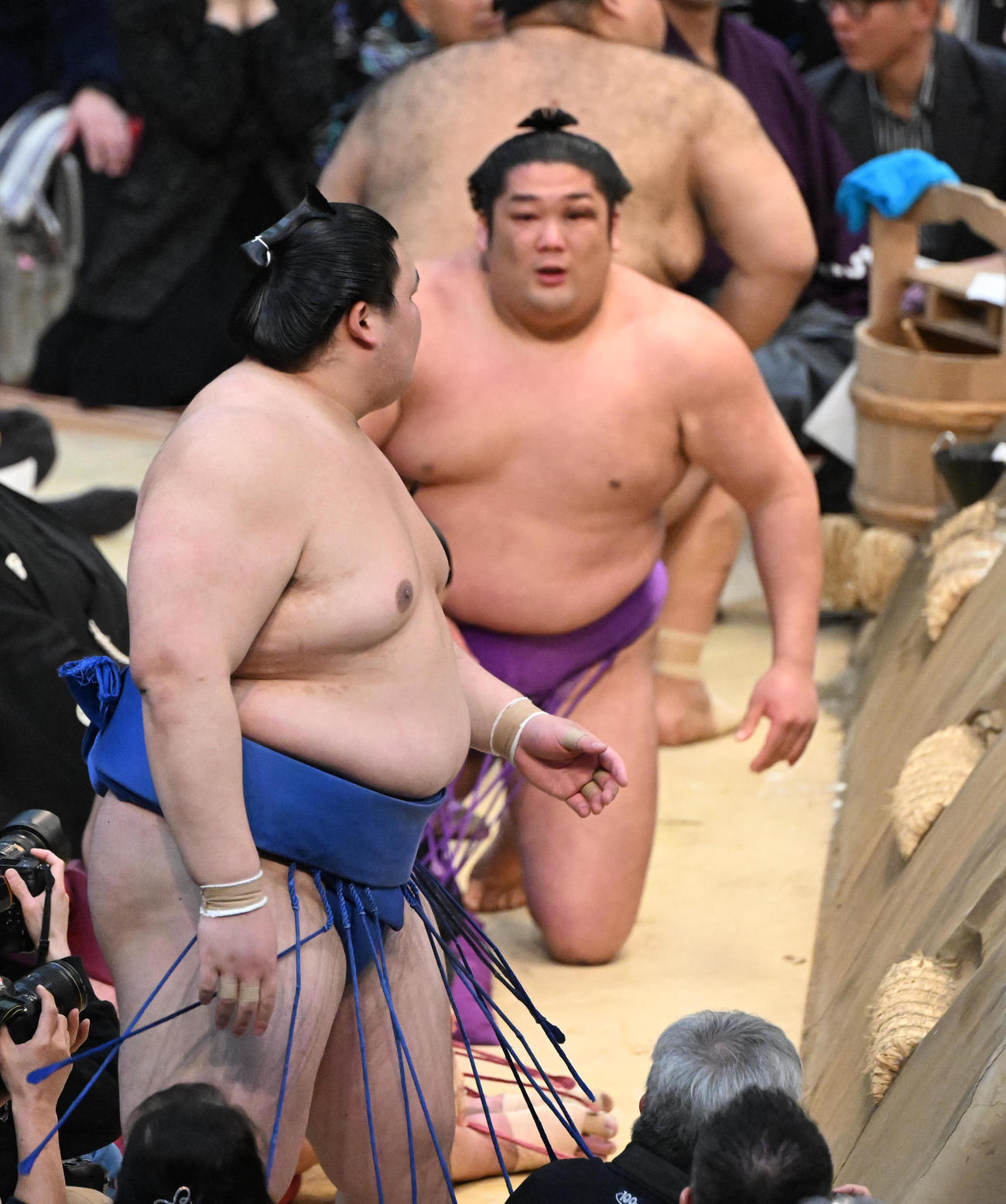 大の里（左）は尊富士をはたき込みで破る（撮影・和賀正仁）