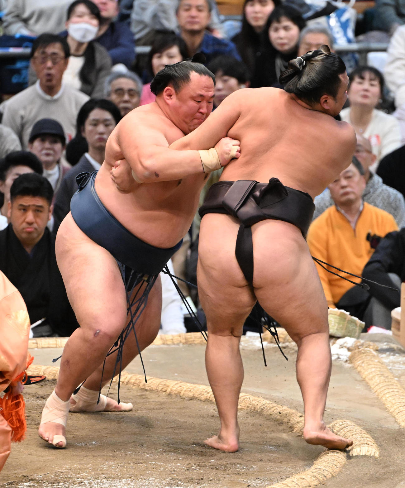 霧島（右）を押し出しで破る玉鷲（撮影・和賀正仁）