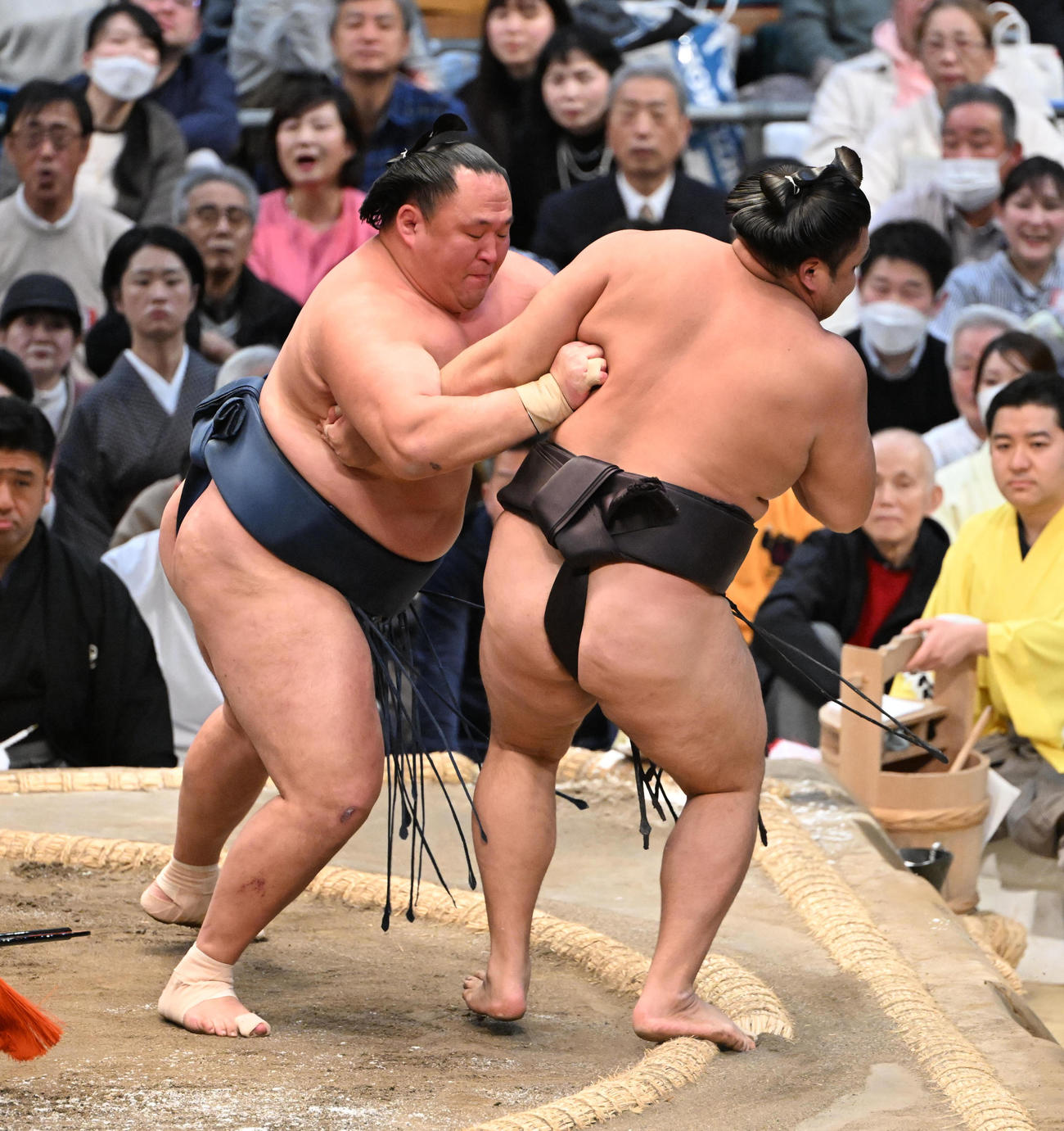 霧島（右）を押し出しで破る玉鷲（撮影・和賀正仁）