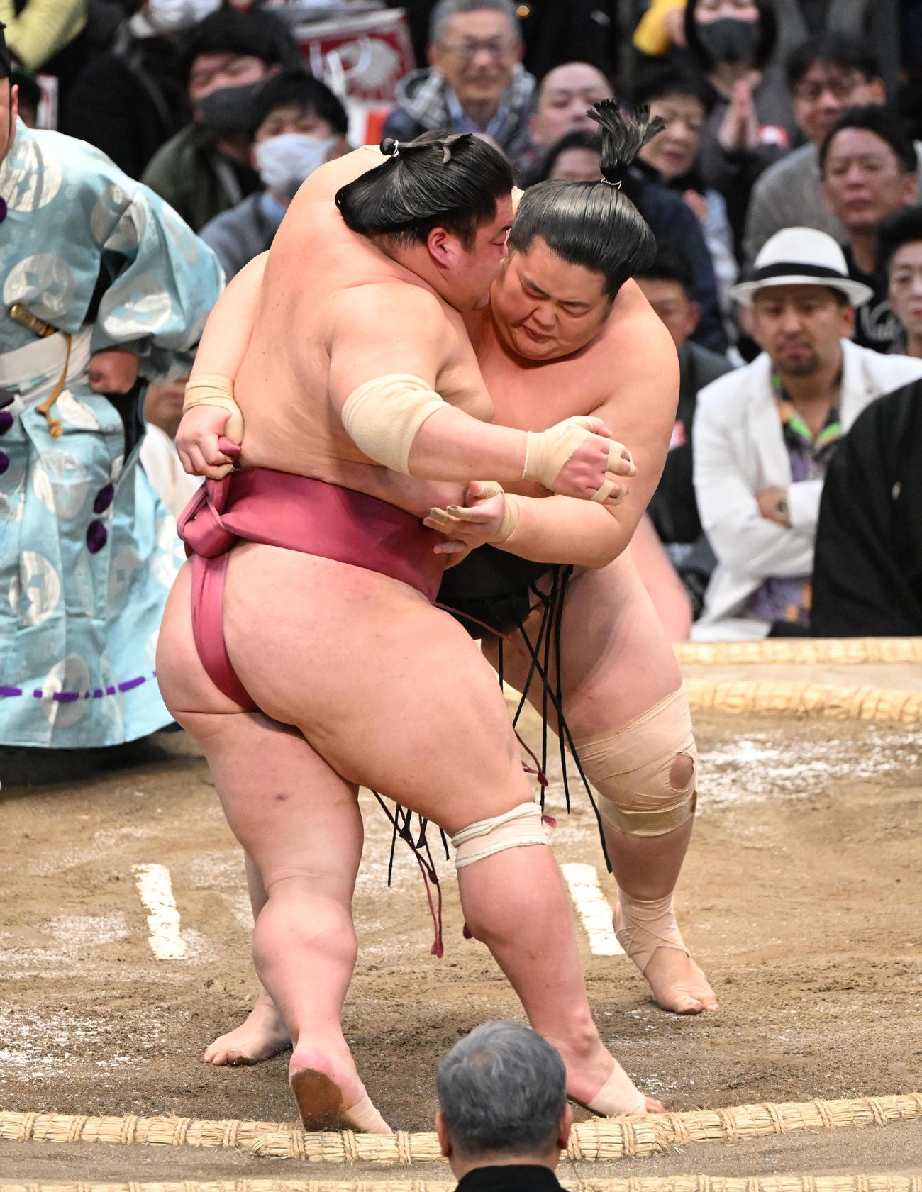 大栄翔（左）を寄り切りで破る琴桜（撮影・和賀正仁）
