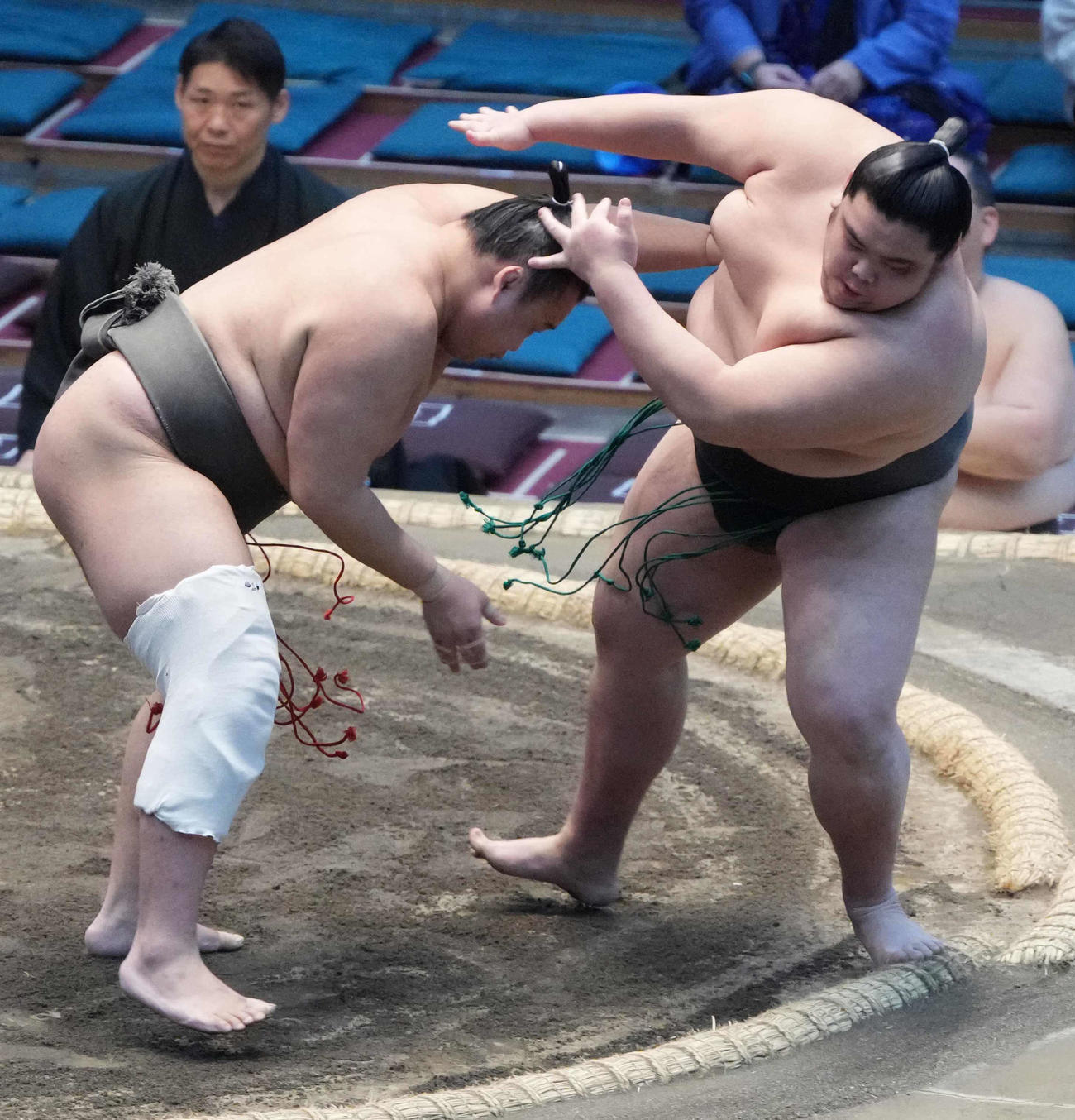 朝桜井（右）を突き倒しで破り序ノ口優勝を決めた千代天富（撮影・小沢裕）