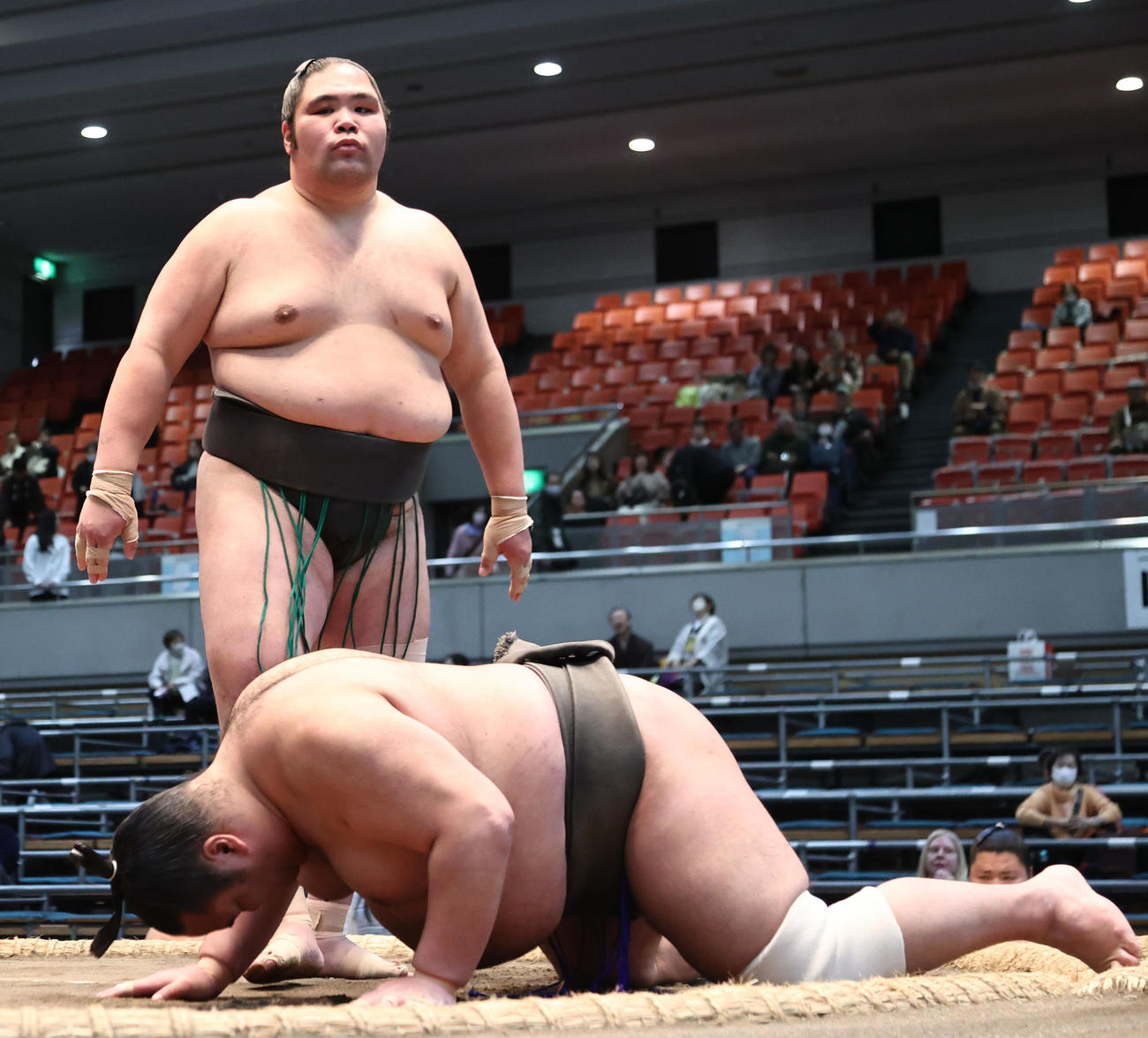 大喜翔は突き落としで隠岐の浜を下し序二段優勝を決める（撮影・西尾就之）