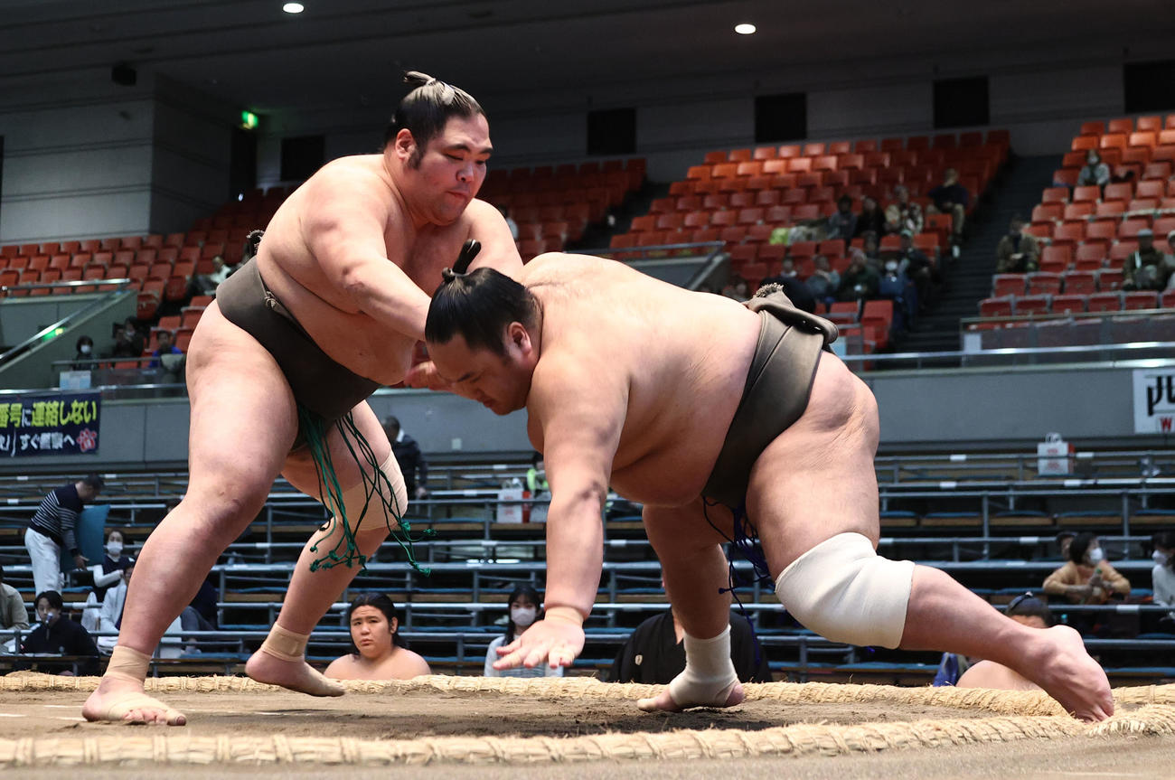 大喜翔は突き落としで隠岐の浜を下し序二段優勝を決める（撮影・西尾就之）