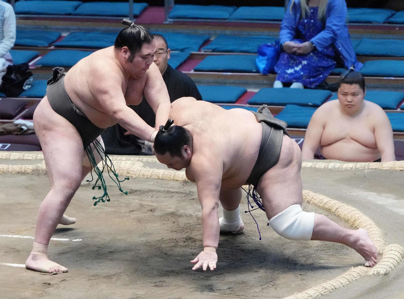 大喜翔は隠岐の浜（右）を突き落としで破り序二段優勝を決める（撮影・小沢裕）