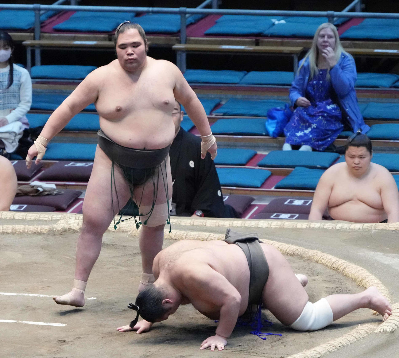 大喜翔は隠岐の浜（右）を突き落としで破り序二段優勝を決める（撮影・小沢裕）