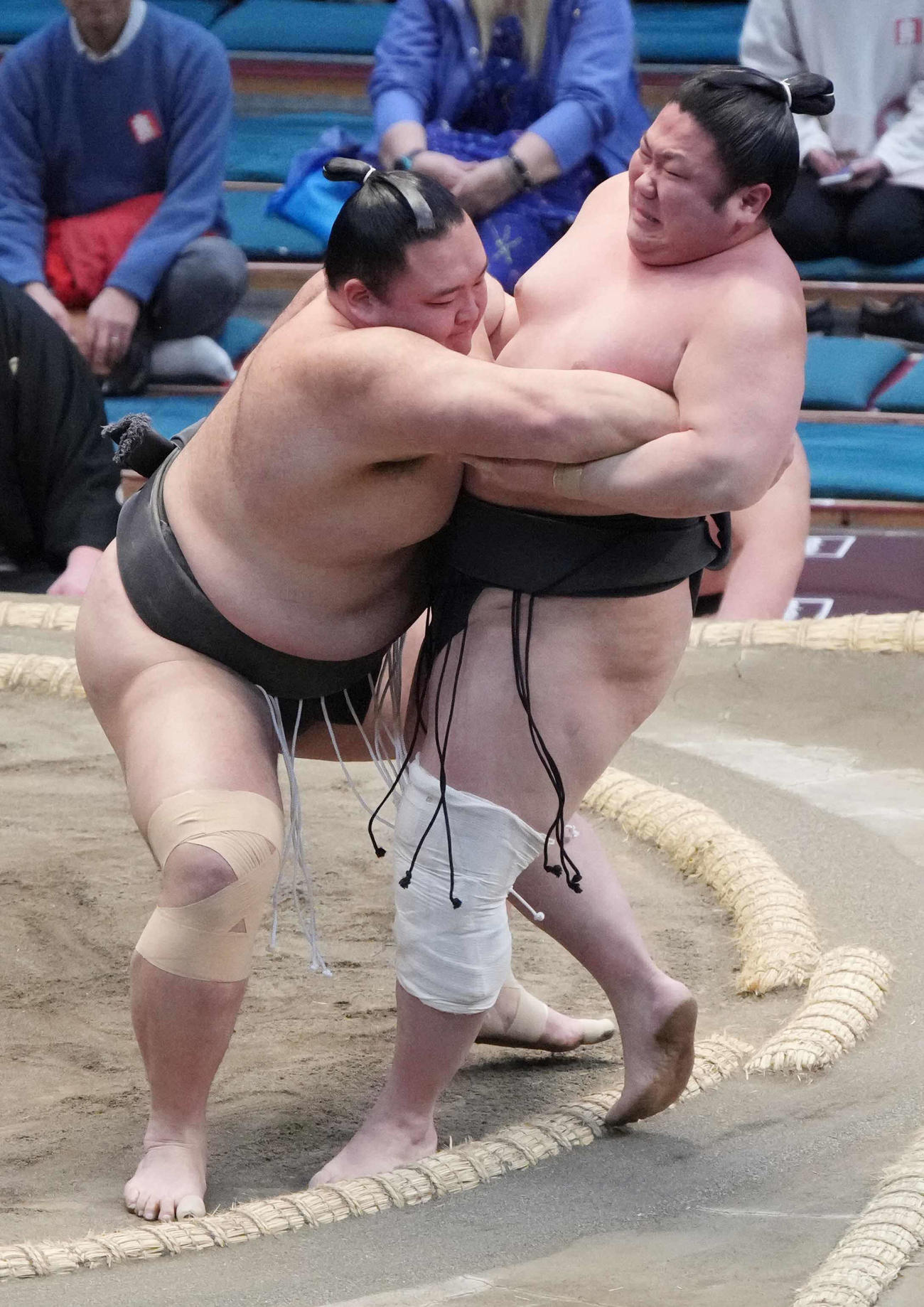 朝乃山は千代大牙（右）を寄り切りで破り三段目優勝を決める（撮影・小沢裕）