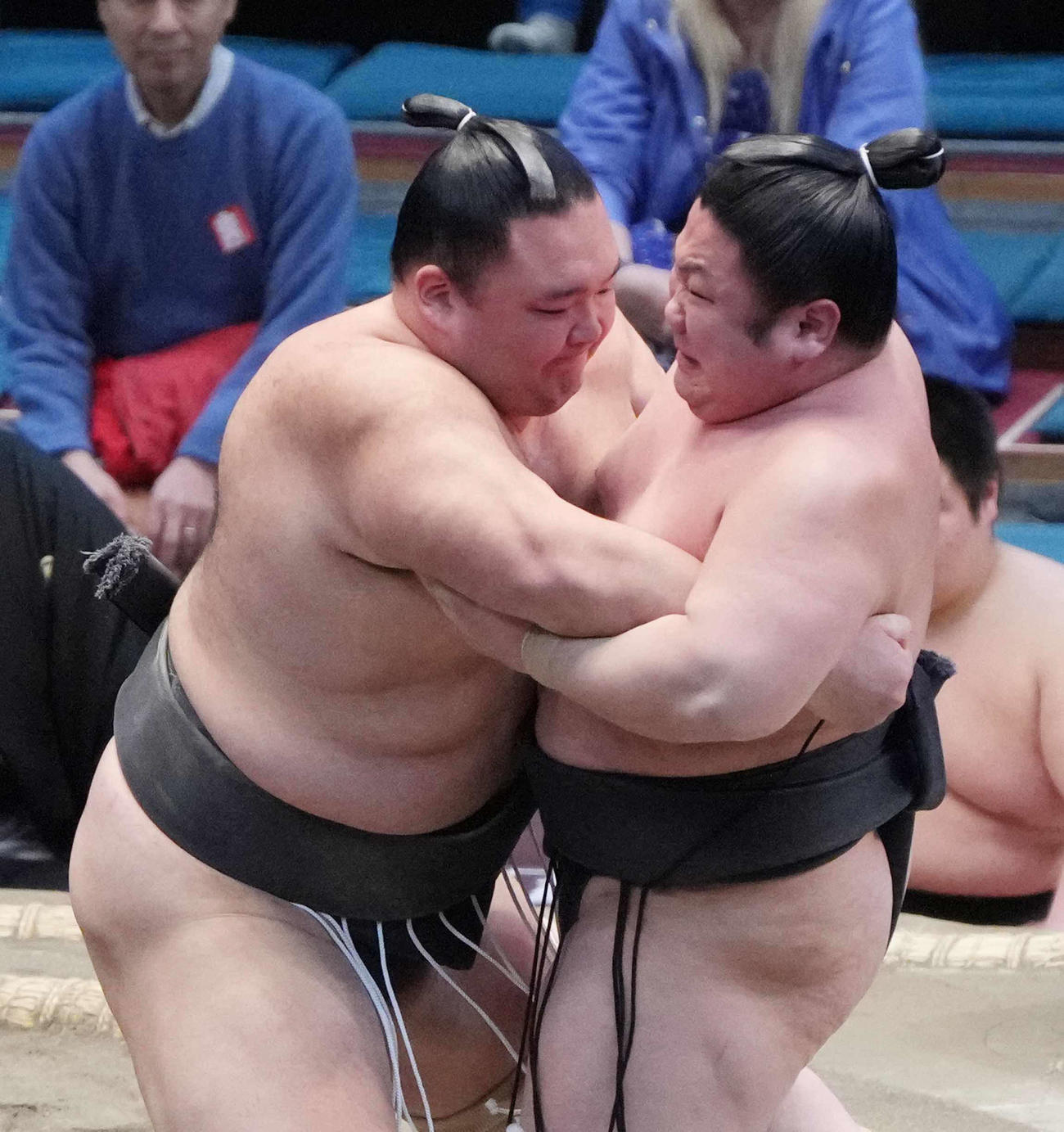 朝乃山は千代大牙（右）を寄り切りで破り三段目優勝を決める（撮影・小沢裕）