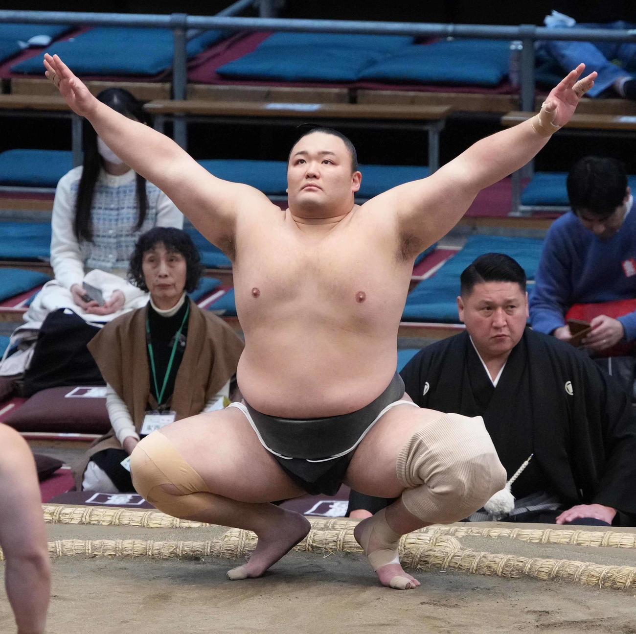 塵手水（ちりちょうず）を切る朝乃山（撮影・小沢裕）