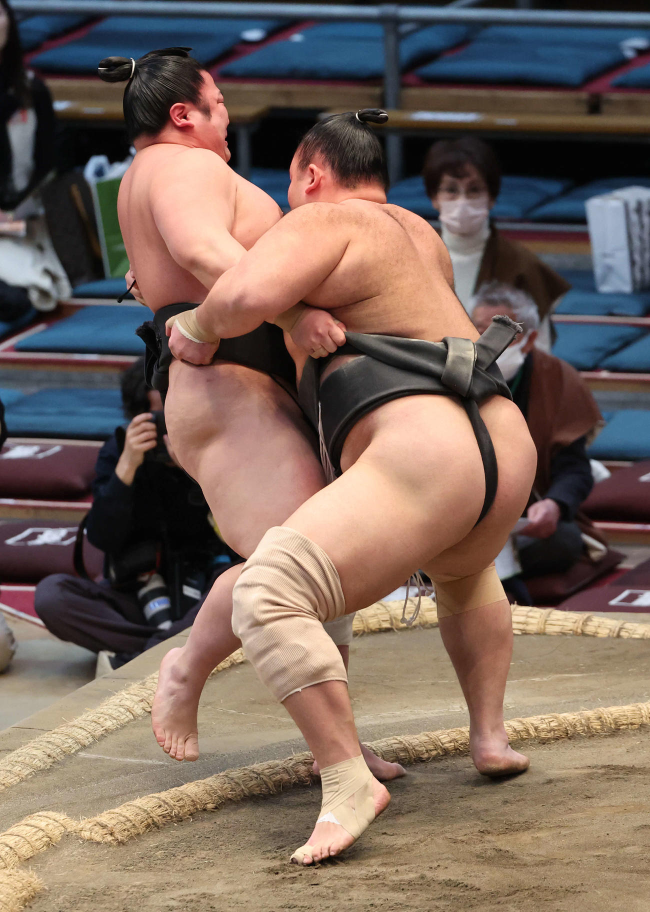 朝乃山は寄り切りで隠岐の浜を破り三段目優勝を決める