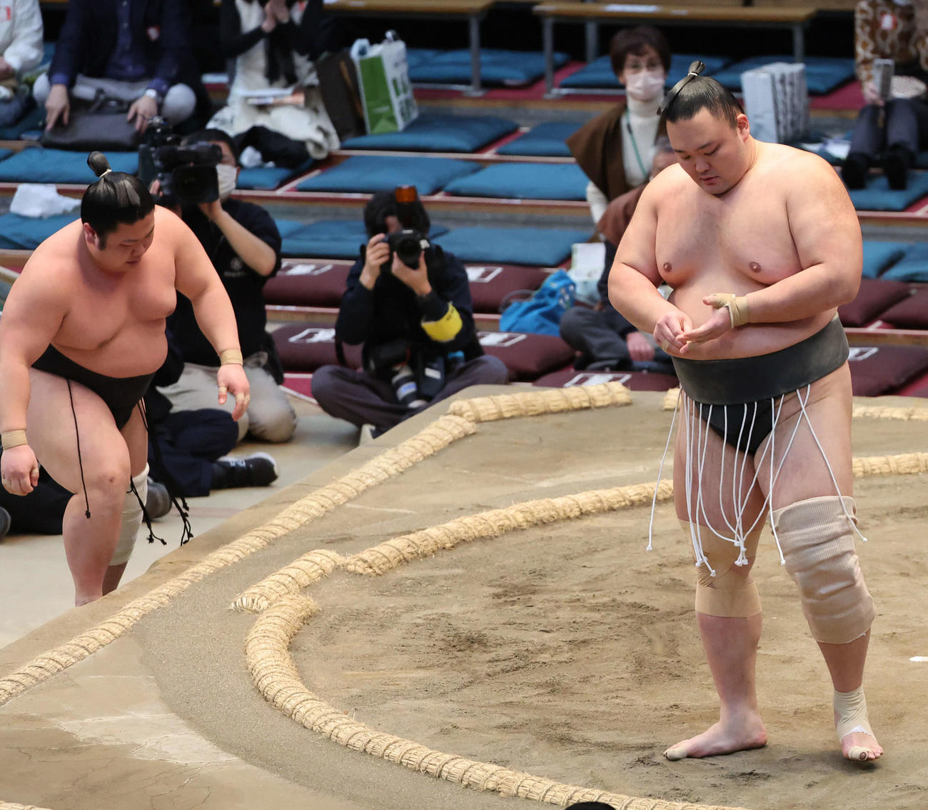 朝乃山は寄り切りで隠岐の浜を破り三段目優勝を決める（撮影・西尾就之）