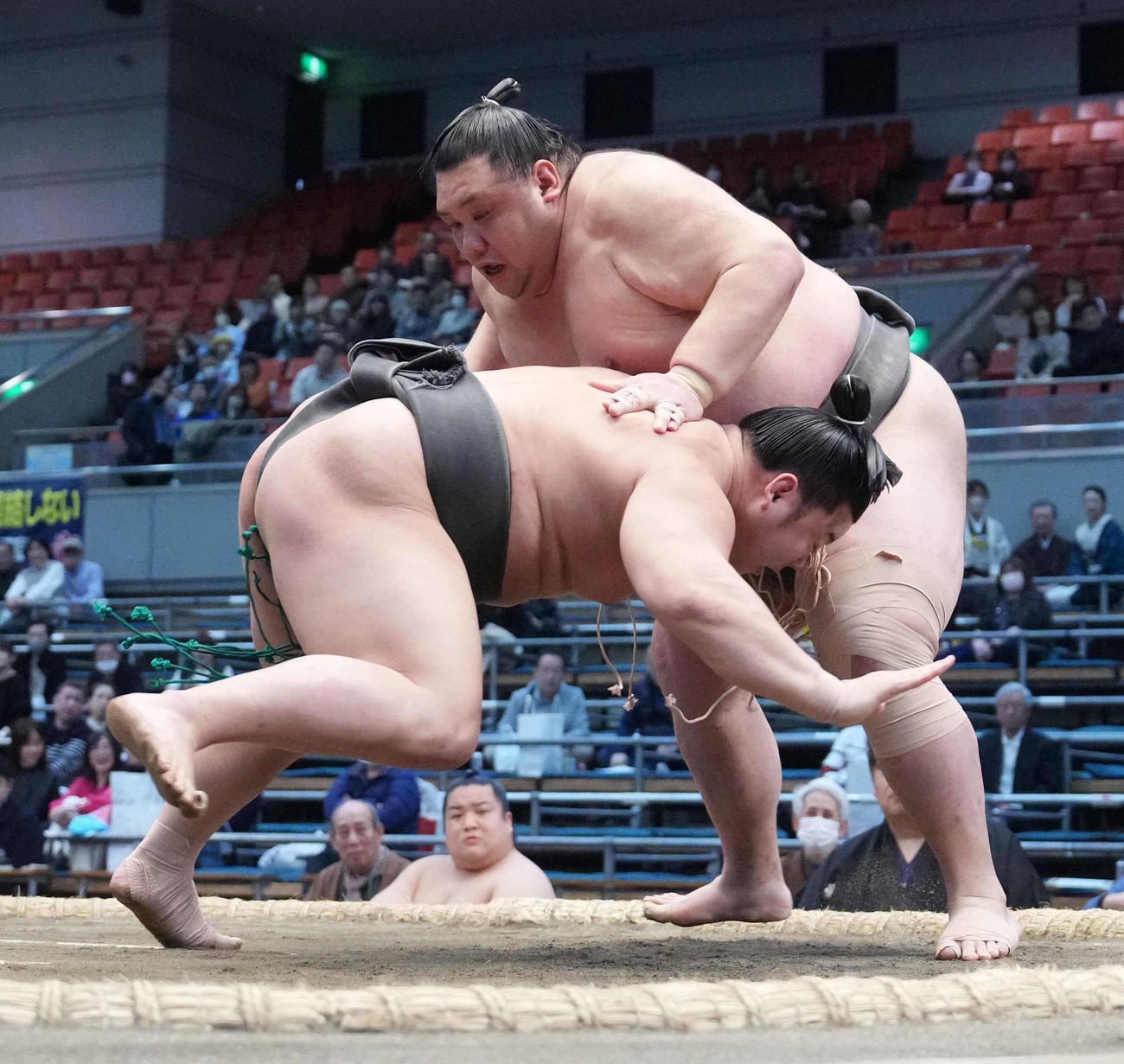 欧勝竜は川副（手前）を引き落としで破り三段目優勝を決める（撮影・小沢裕）