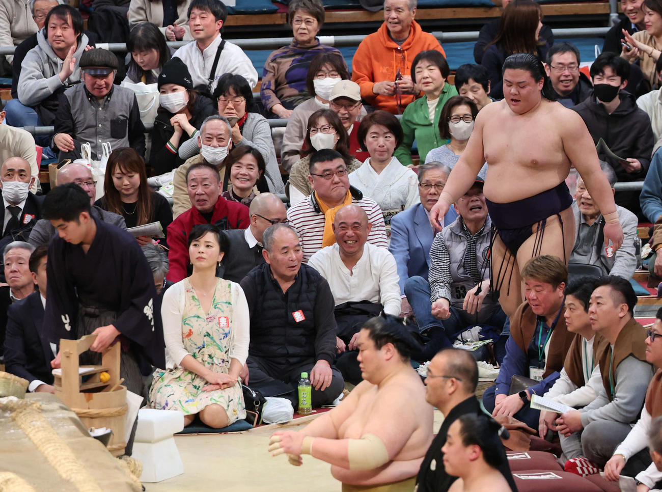 大相撲春場所13日目　十両の草野は嘉陽に土俵から遠くまで送り出され初黒星、うながれて土俵に戻る（撮影・西尾就之）