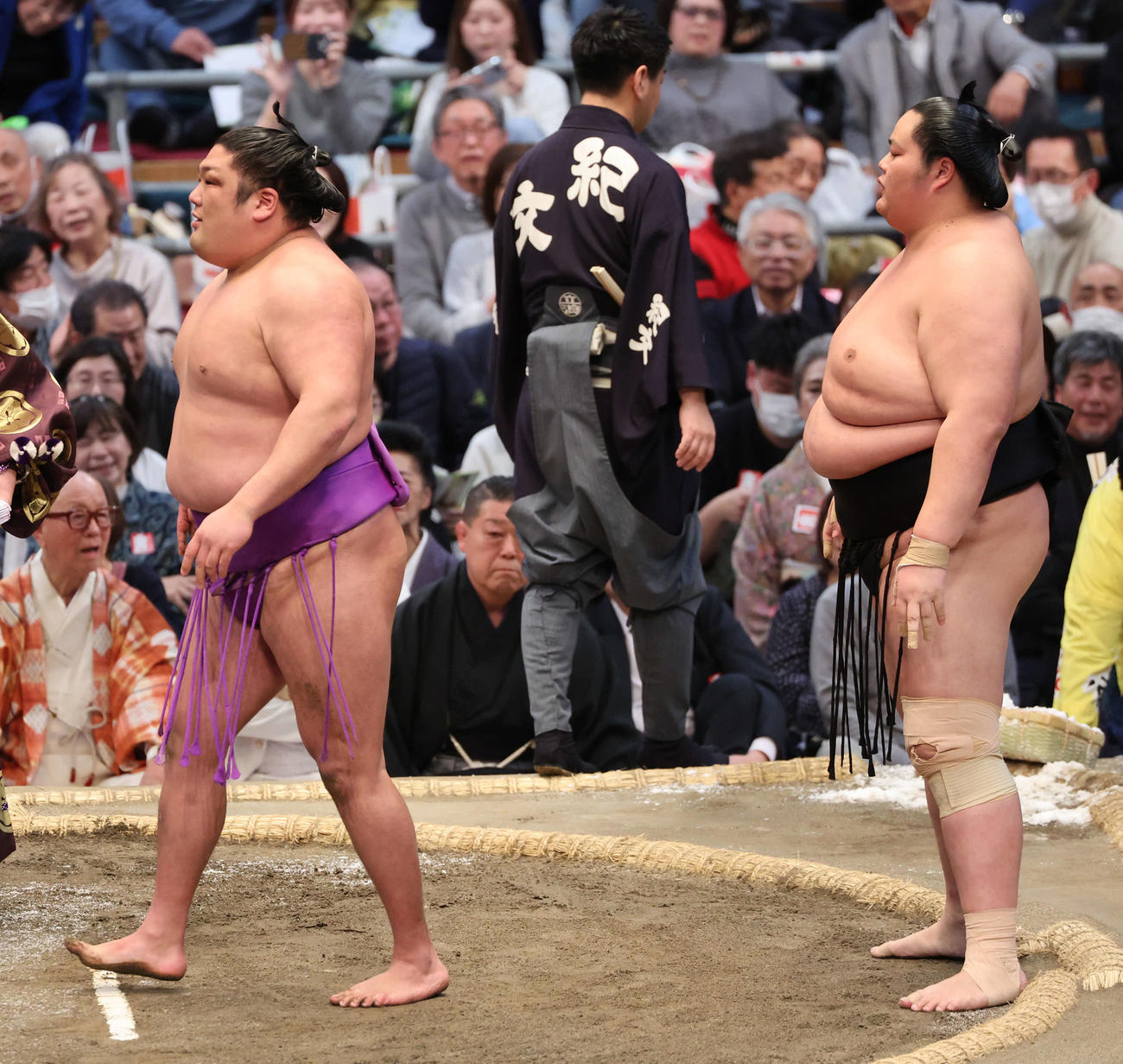 尊富士（左）は琴桜に敗れた（撮影・西尾就之）