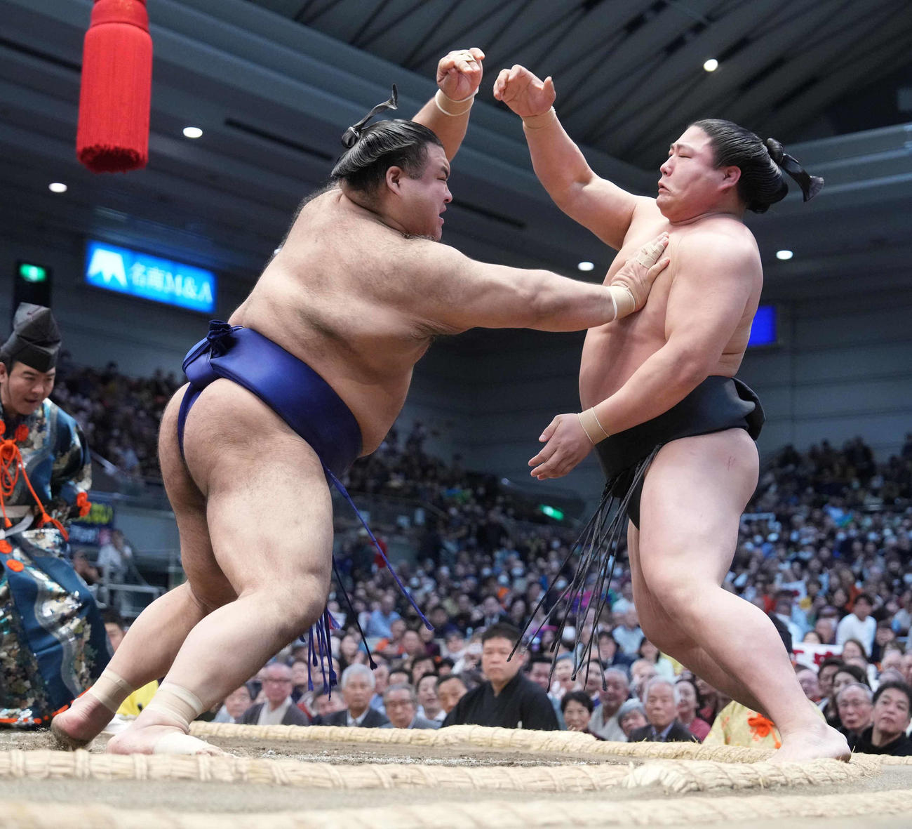 高安は若元春（右）を突き出しで破り2敗を死守する（撮影・小沢裕）