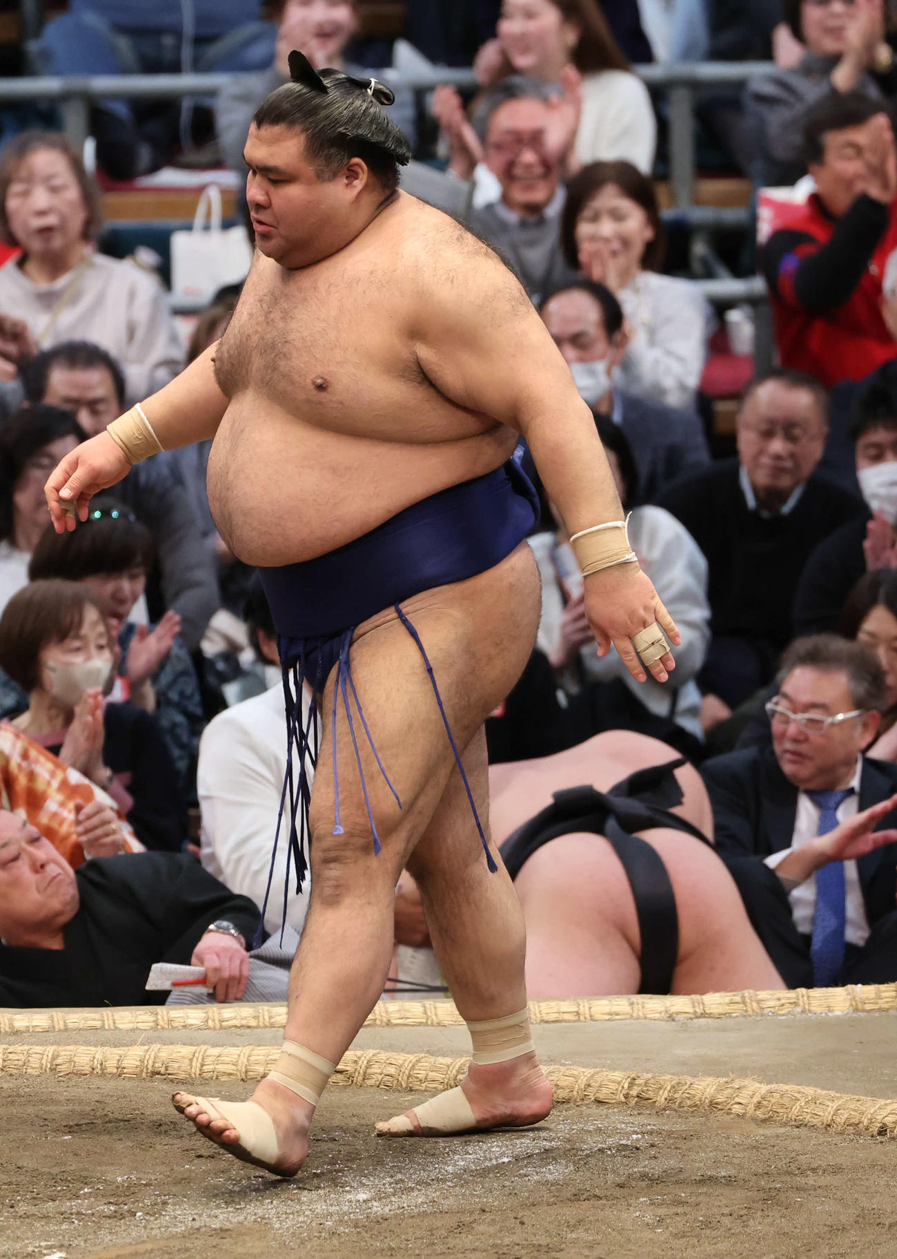 高安は突き出しで若元春（右下）を下し2敗をキープ（撮影・西尾就之）
