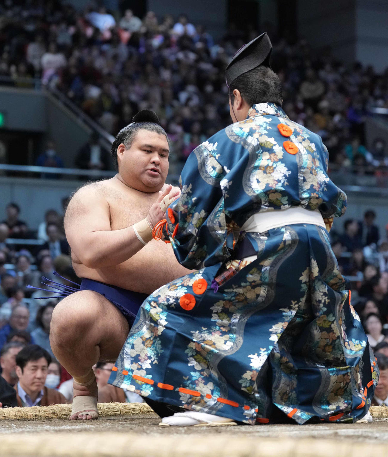 懸賞金を手にする高安（撮影・小沢裕）
