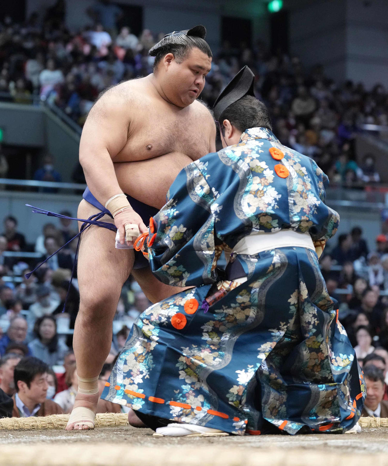懸賞金を手にする高安（撮影・小沢裕）