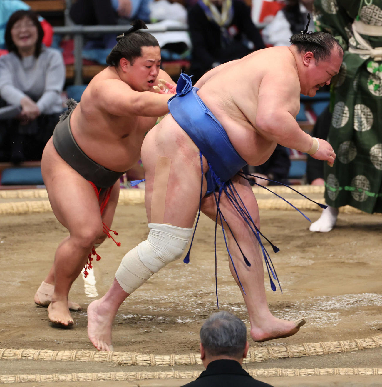 東幕下筆頭の宮城（左）は北勝富士を送り出しで破り勝ち越し、来場所の新十両昇進を引き寄せた（撮影・西尾就之）