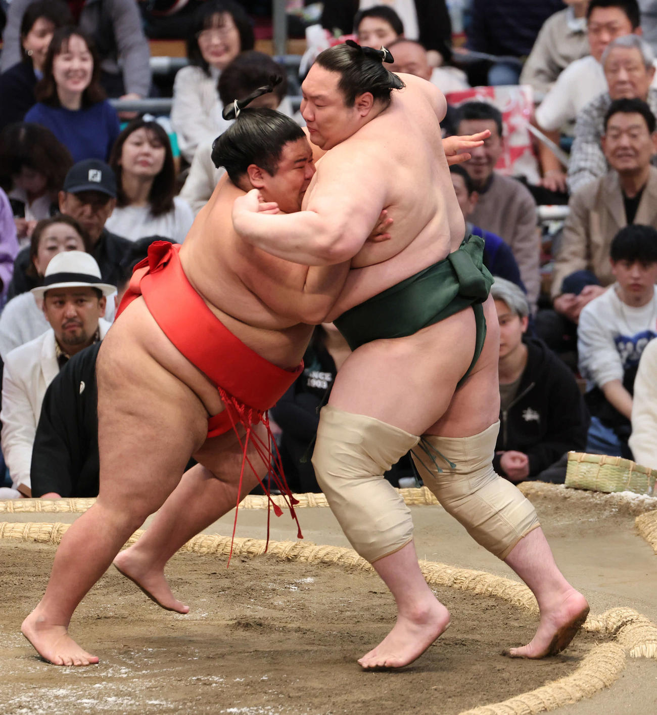 東十両2枚目の嘉陽は寄り切りで白鷹山を下し9勝目を挙げ、新入幕へ前進（撮影・西尾就之）