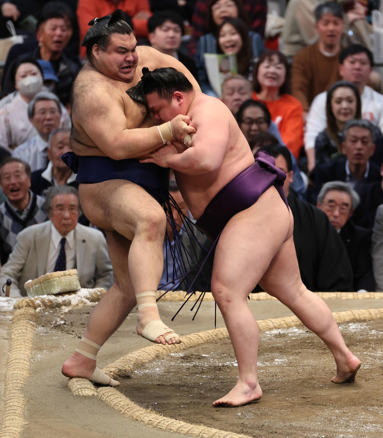 高安（左）は美ノ海に寄り切りで敗れ、この日の優勝決定はお預けとなった（撮影・西尾就之）