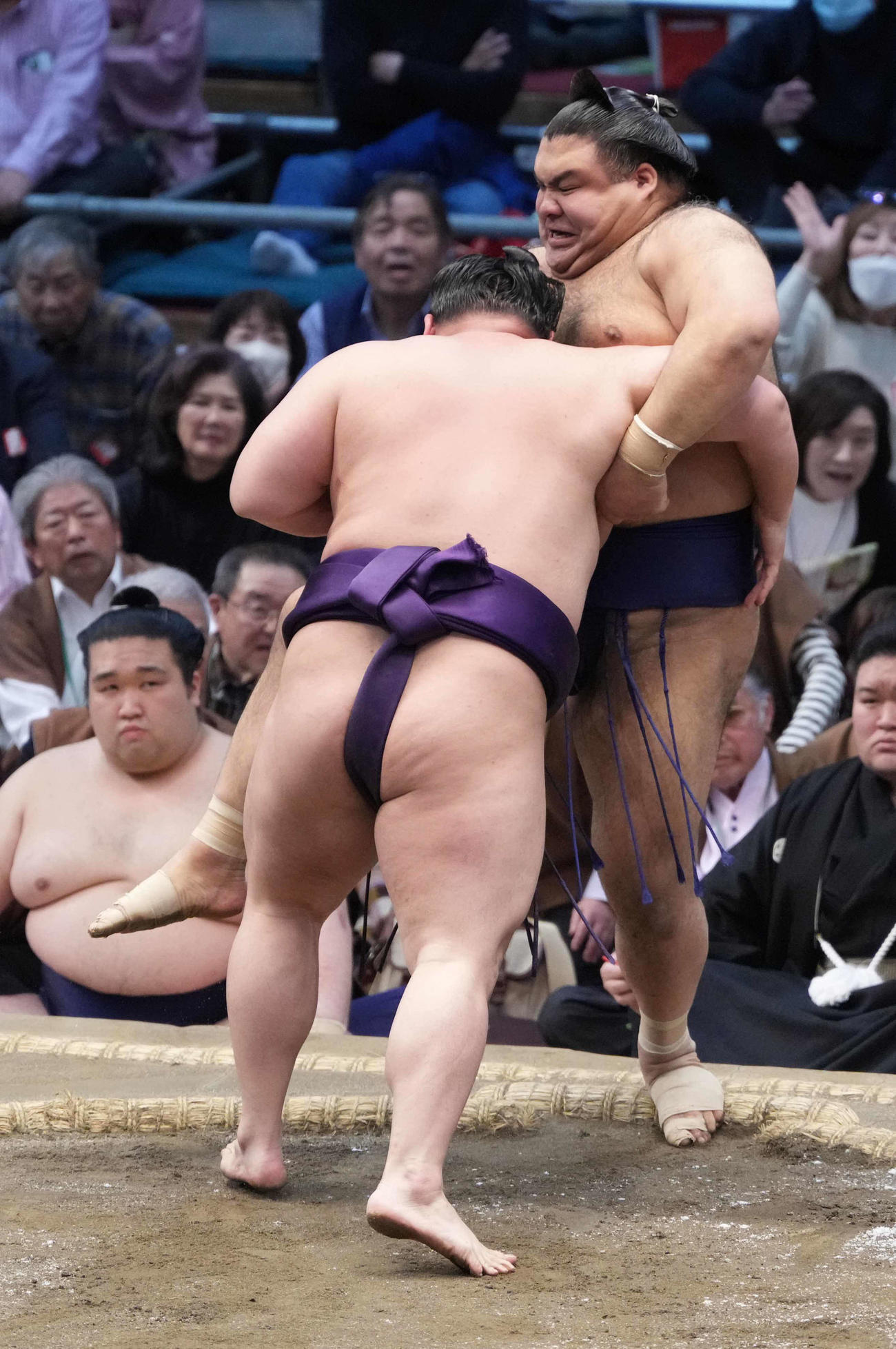 高安（右）は美ノ海に寄り切りで敗れる（撮影・小沢裕）