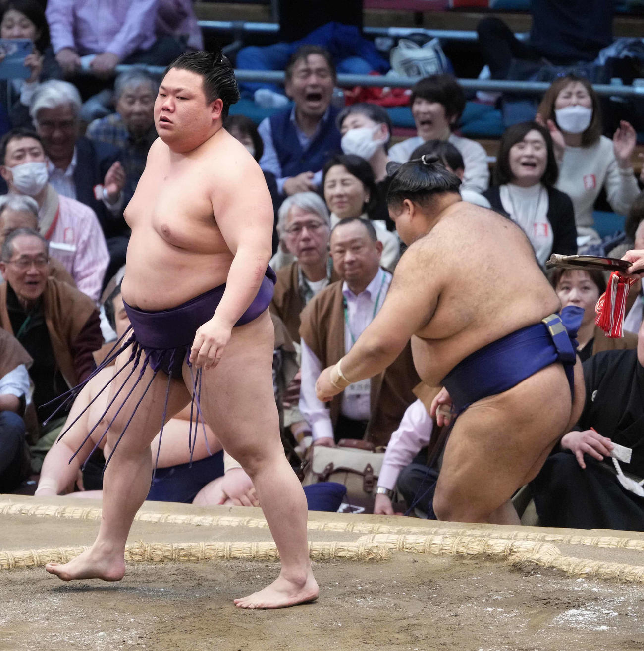 美ノ海（左）は高安を寄り切りで破る（撮影・小沢裕）