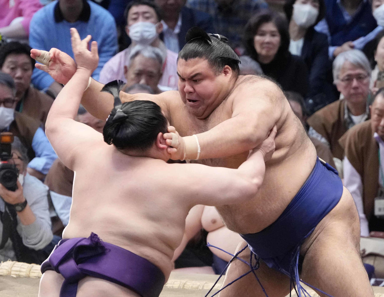 美ノ海（左）を突きで攻める高安（撮影・小沢裕）