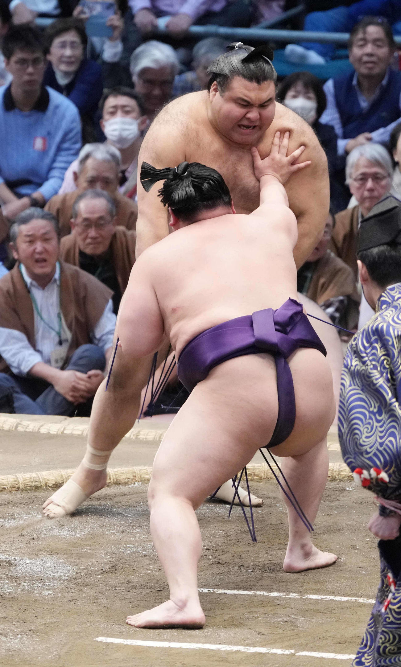 美ノ海（手前）の攻めをこらえる高安（撮影・小沢裕）