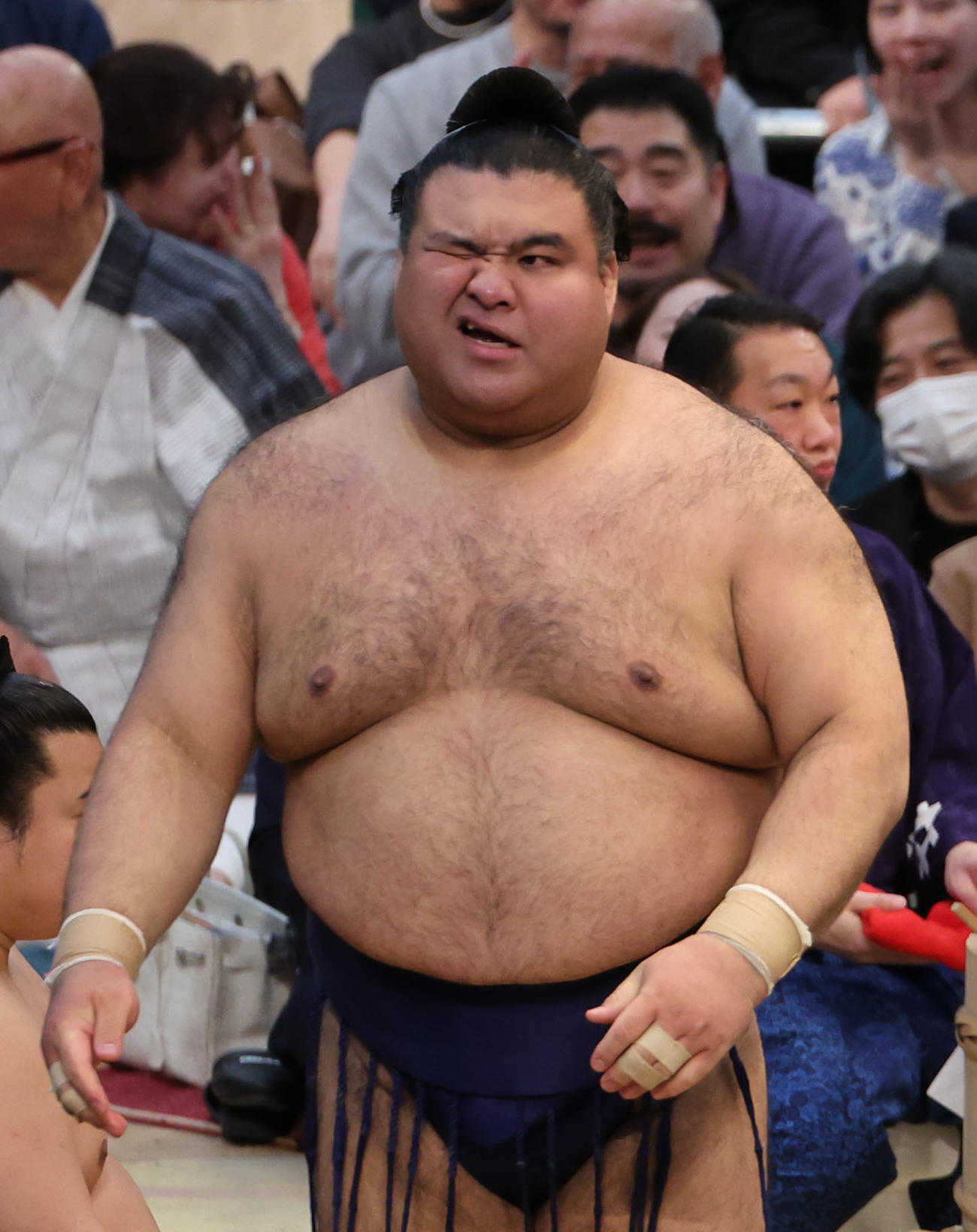 高安は美ノ海に寄り切りで敗れ、この日の優勝決定はお預けとなり土俵下で顔をしかめる（撮影・西尾就之）