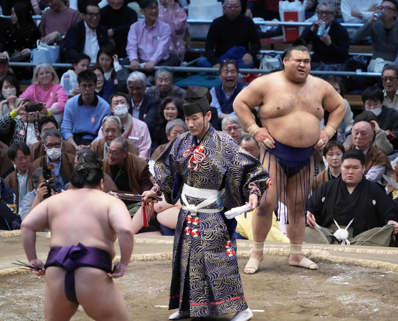高安（右）は美ノ海に寄り切りで敗れ悔しそうな表情を見せる（撮影・小沢裕）