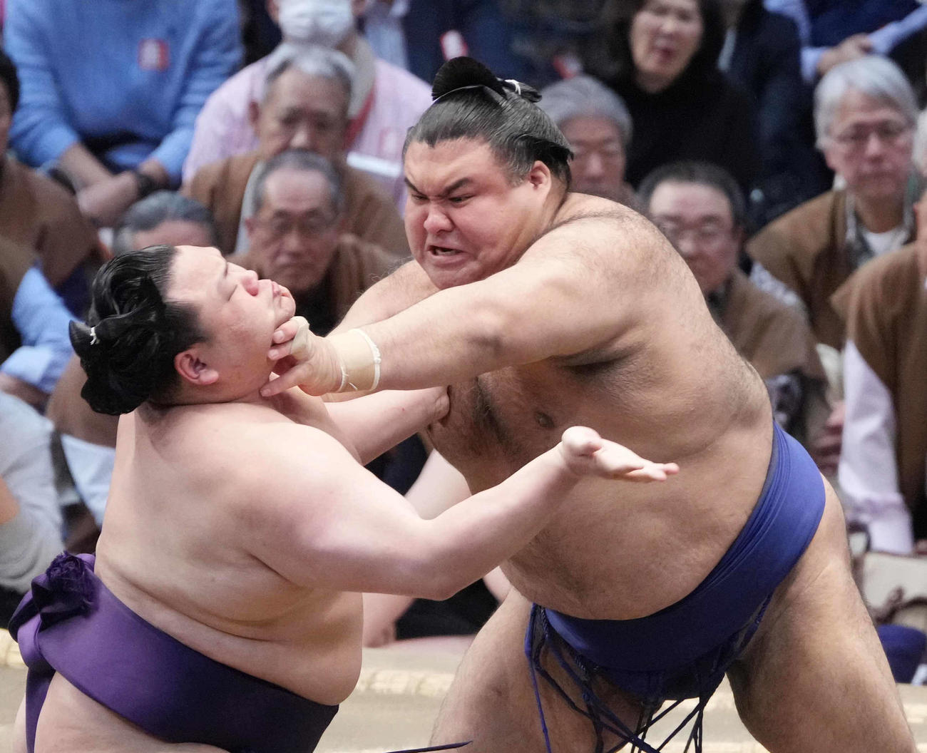 美ノ海（左）を突きで攻める高安（撮影・小沢裕）