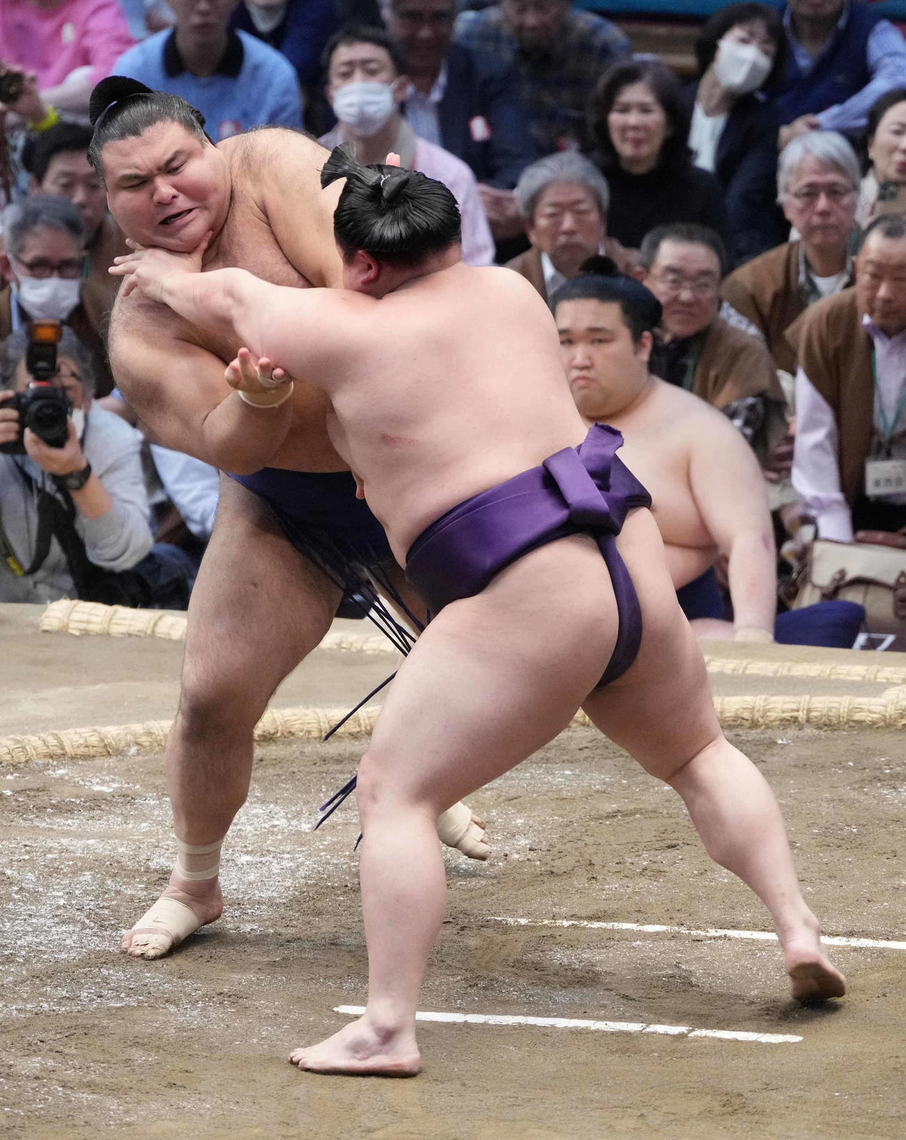 美ノ海（右）の攻めをこらえる高安（撮影・小沢裕）