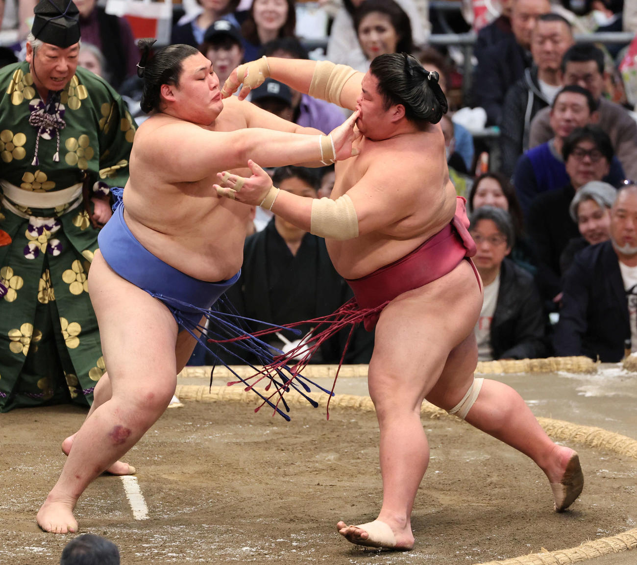 大の里（左）は押し出しで大栄翔を下し3敗をキープ、優勝争いの首位に並んだ（撮影・西尾就之）