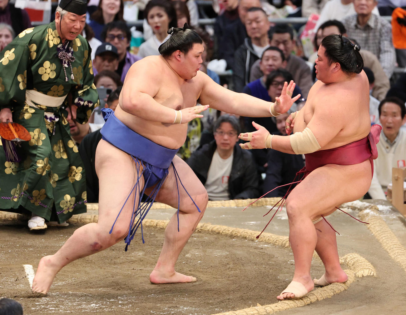 大の里（左）は押し出しで大栄翔を下し3敗をキープ、優勝争いの首位に並んだ（撮影・西尾就之）