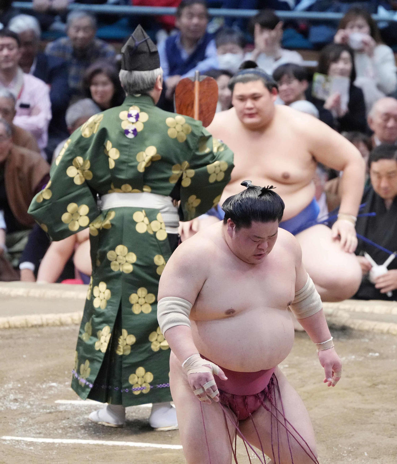 大の里（奥）に敗れた大栄翔（撮影・小沢裕）