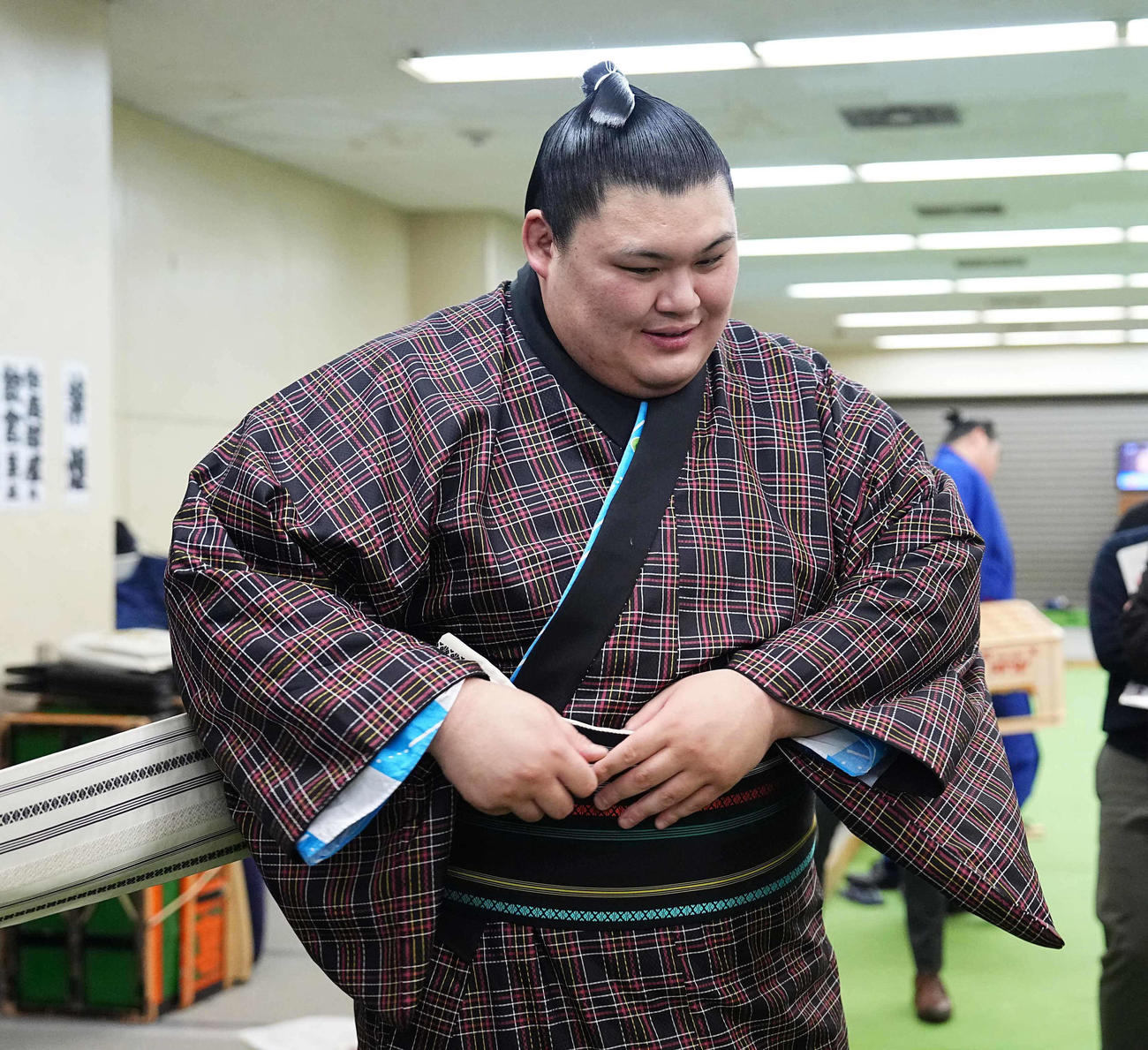 支度部屋で着替えを終える大の里