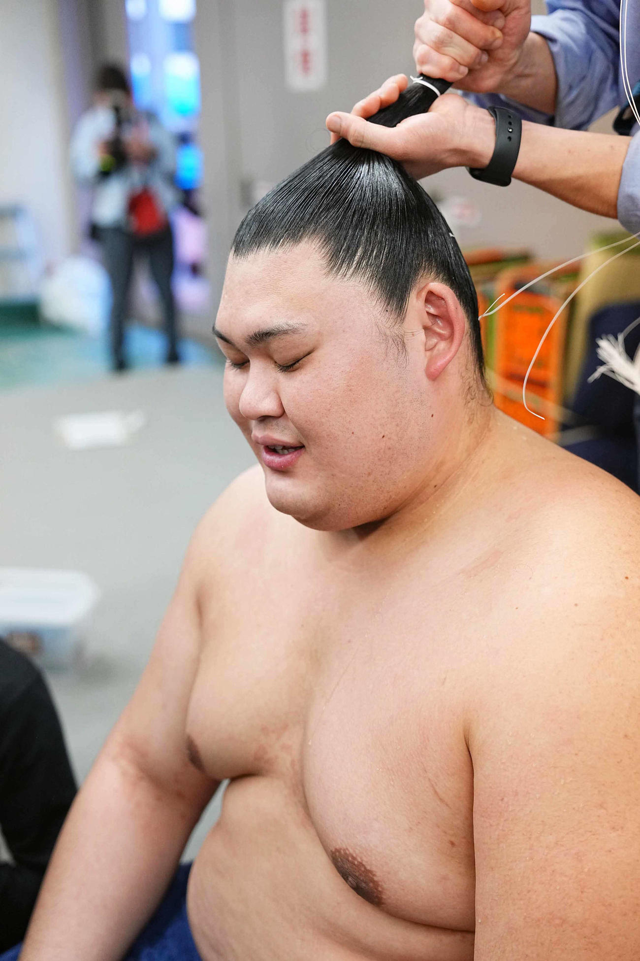 支度部屋で取材に応える大の里