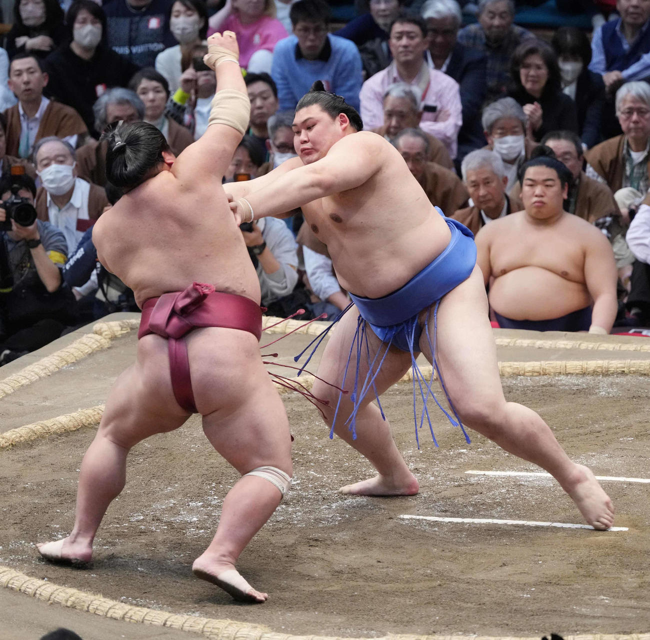 大栄翔（左）を土俵際へ攻め込む大の里（撮影・小沢裕）
