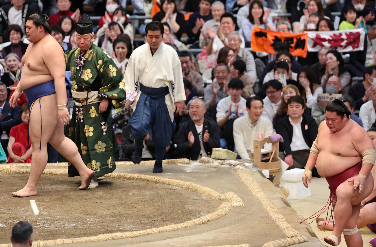 大の里（左）は押し出しで大栄翔を下し3敗をキープ、優勝争いの首位に並んだ（撮影・西尾就之）
