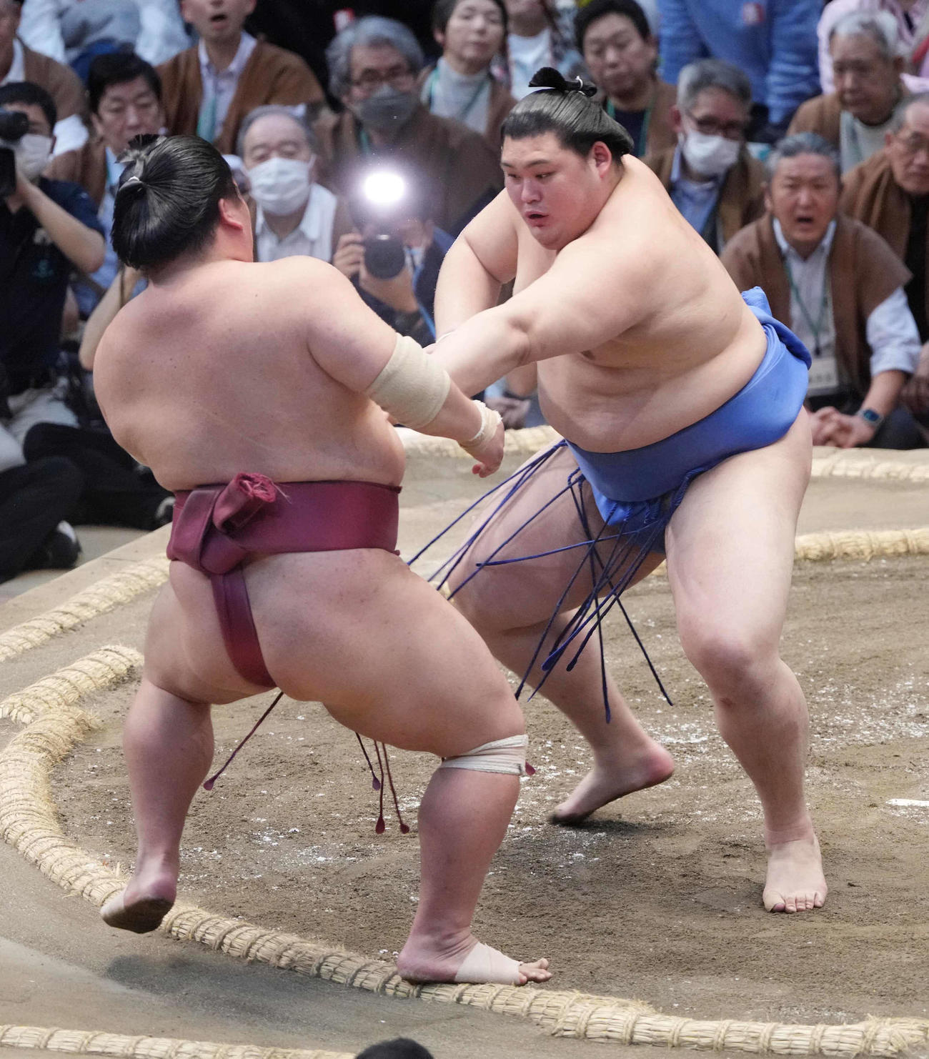 大栄翔（左）を土俵際へ攻め込む大の里（撮影・小沢裕）