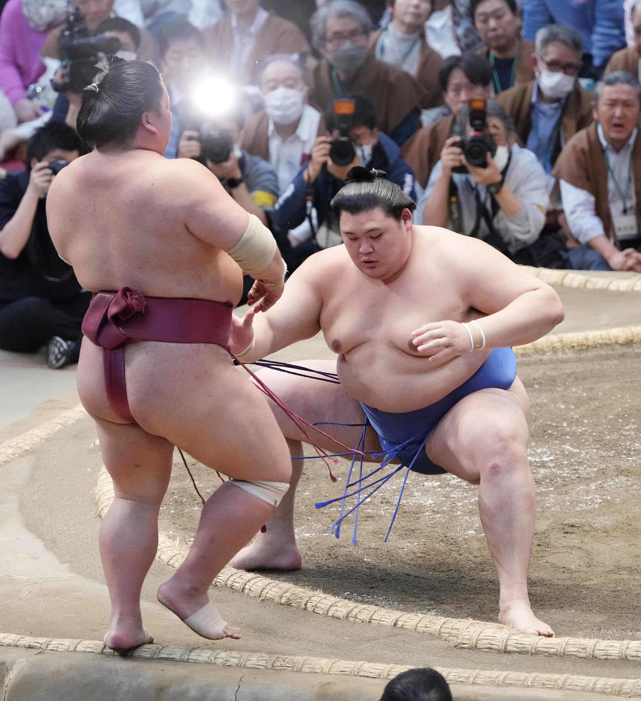 大栄翔（左）を土俵際へ攻め込む大の里（撮影・小沢裕）