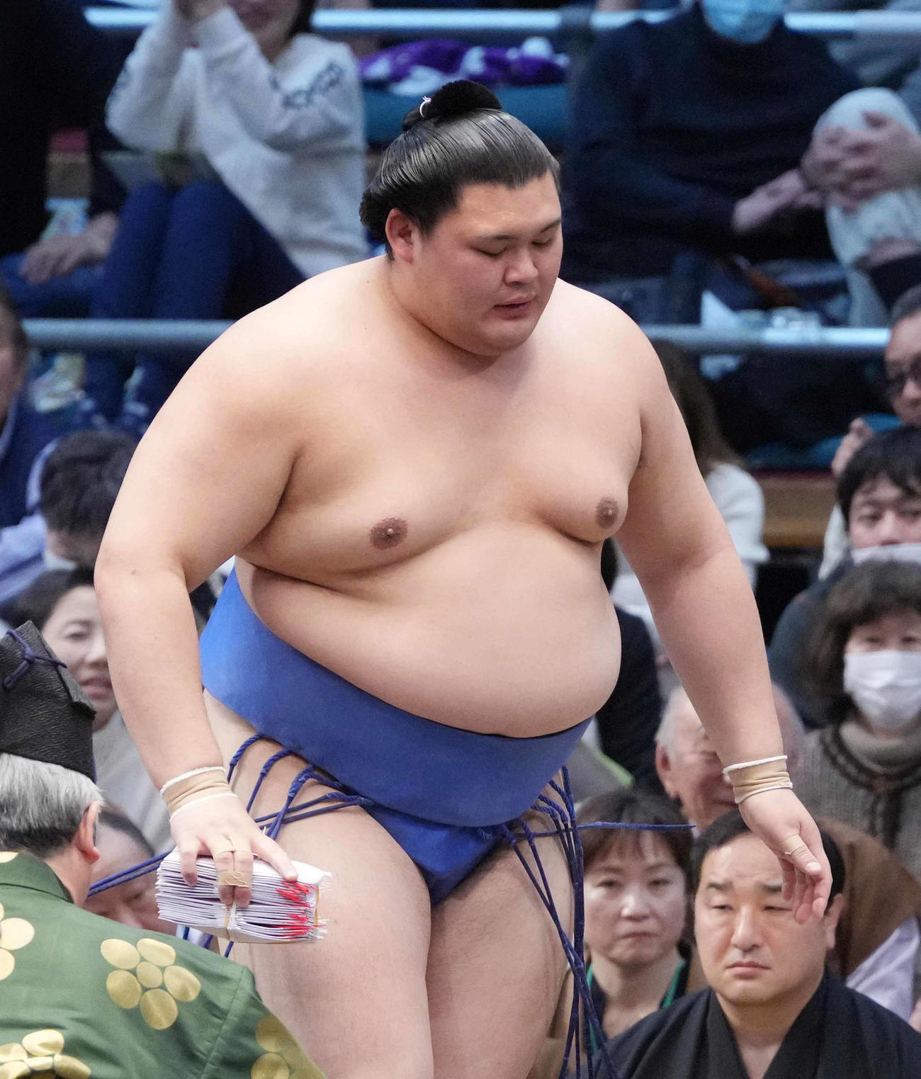 懸賞金の束を手にする大の里（撮影・小沢裕）