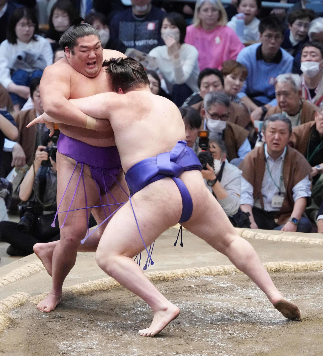 尊富士（左）は安青錦に寄り切りで敗れる（撮影・小沢裕）