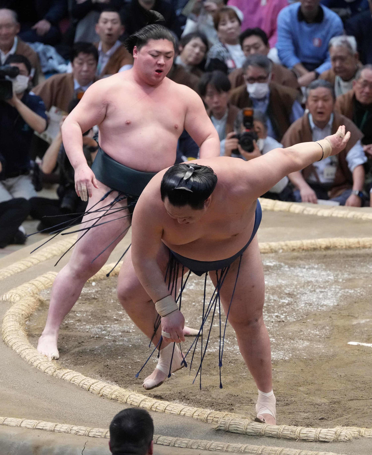 玉鷲（右）は時疾風に突き落としで敗れる（撮影・小沢裕）