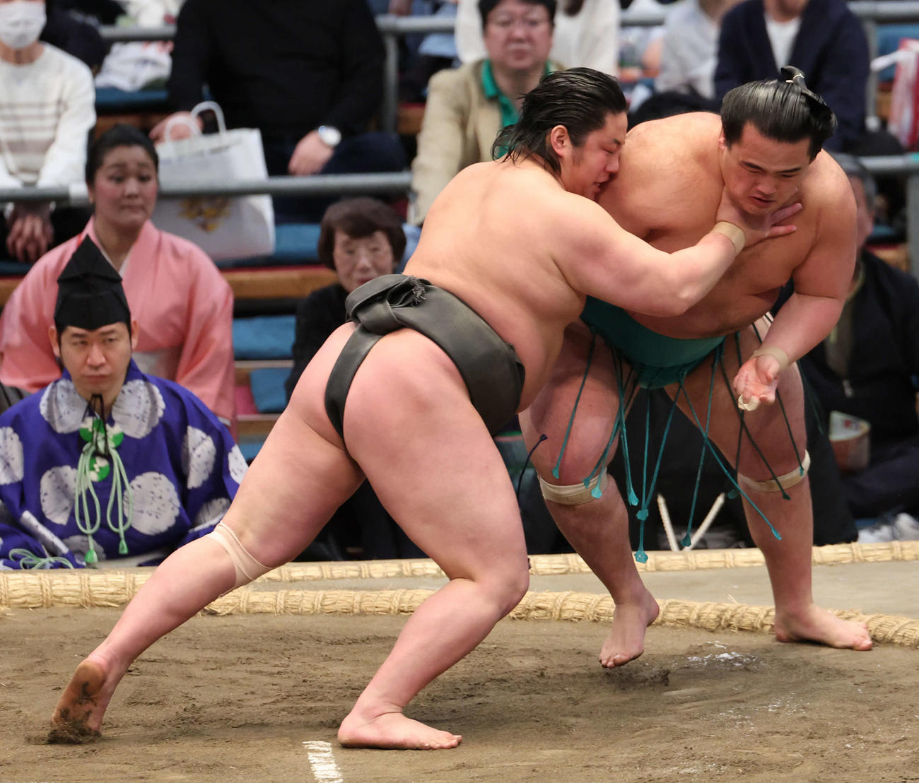 大相撲春場所千秋楽　西幕下4枚目の三田は送り出しで大辻を下し5勝目を挙げた（撮影・西尾就之）