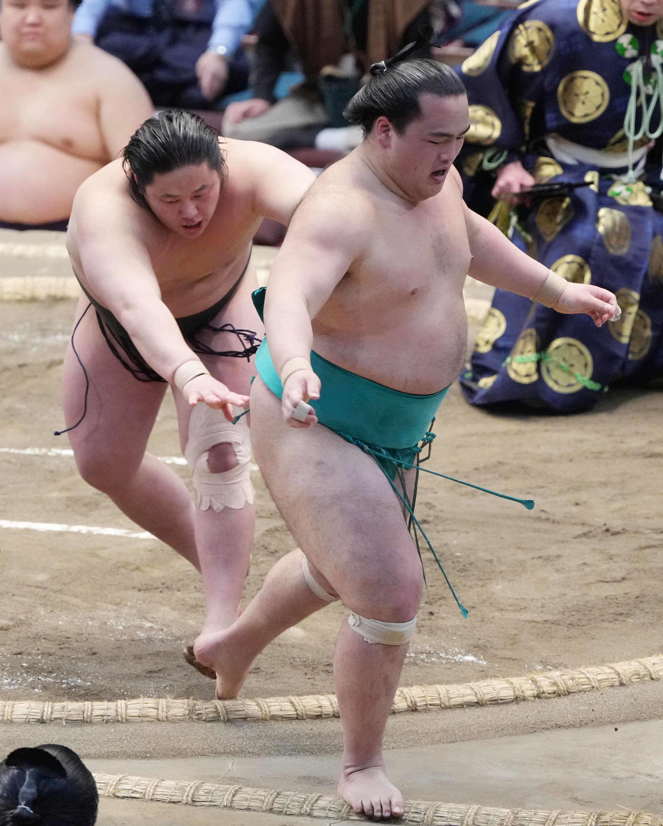 大辻（右）は三田に送り出しで敗れる（撮影・小沢裕）